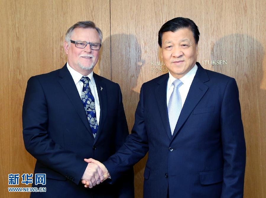 6月14日，中共中央政治局常委、中央書記處書記劉云山在芬蘭羅瓦涅米會(huì)見羅瓦涅米市長(zhǎng)羅特沃寧。 新華社記者姚大偉攝