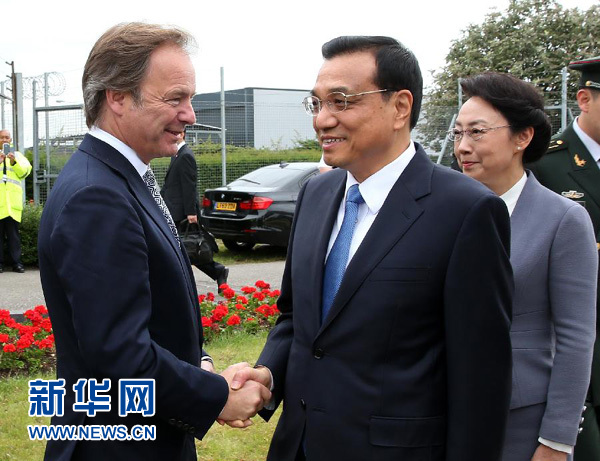 6月16日，應(yīng)英國(guó)首相卡梅倫邀請(qǐng)，國(guó)務(wù)院總理李克強(qiáng)乘專機(jī)抵達(dá)倫敦希思羅機(jī)場(chǎng)，開始對(duì)英國(guó)進(jìn)行正式訪問。李克強(qiáng)總理夫人程虹同機(jī)抵達(dá)。這是英國(guó)政府高級(jí)官員到機(jī)場(chǎng)迎接李克強(qiáng)總理和夫人。新華社記者 龐興雷 攝