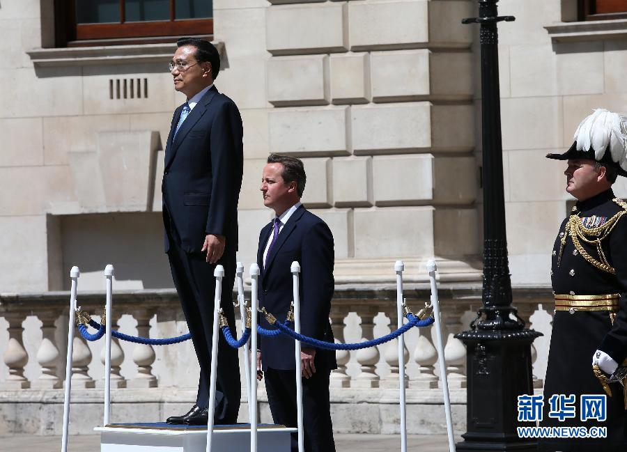 6月17日，中國國務院總理李克強在倫敦唐寧街10號首相府同英國首相卡梅倫舉行中英總理年度會晤。這是會晤前，卡梅倫為李克強舉行隆重的歡迎儀式。新華社記者 龐興雷 攝 