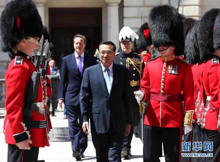 6月17日，中國國務院總理李克強在倫敦唐寧街10號首相府同英國首相卡梅倫舉行中英總理年度會晤。這是會晤前，卡梅倫為李克強舉行隆重的歡迎儀式。新華社記者 龐興雷 攝  