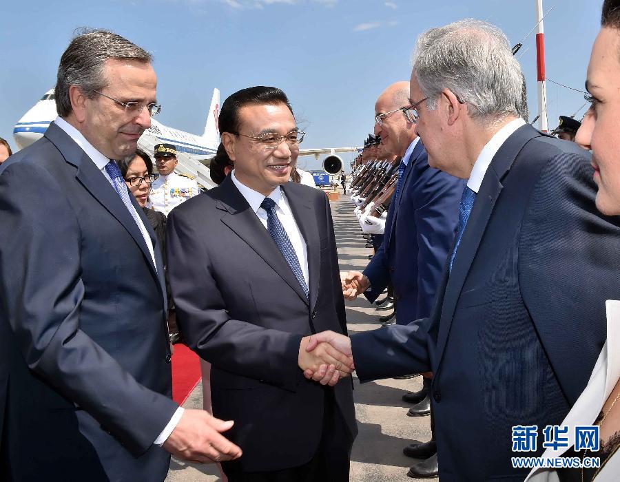6月19日，國務(wù)院總理李克強乘專機抵達雅典國際機場，開始對希臘進行正式訪問。希臘總理薩馬拉斯在機場為李克強舉行隆重的歡迎儀式。新華社記者 李濤 攝