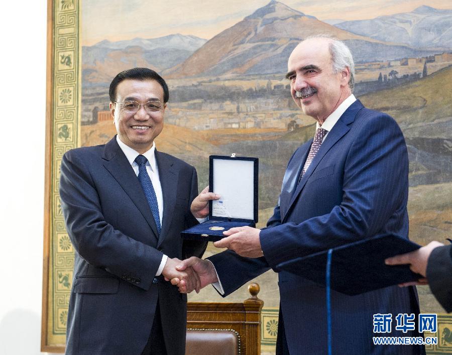 6月19日，國務院總理李克強在希臘議會大廈會見希臘議長米馬拉基斯。這是會見前，米馬拉基斯代表希臘議會向李克強授予議會金質(zhì)勛章。新華社記者 王曄 攝