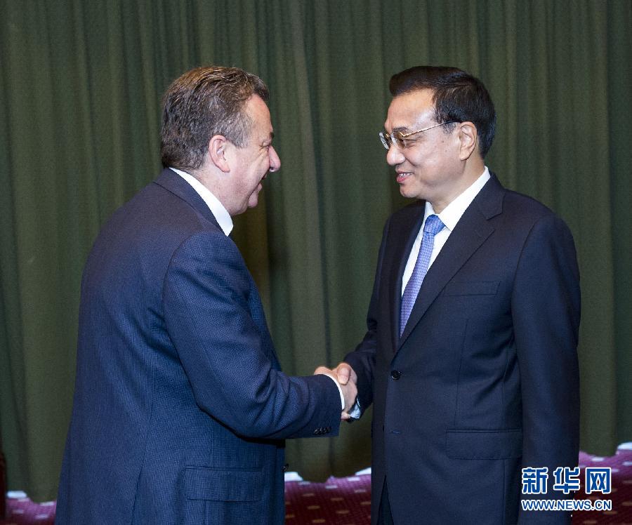 6月21日，國務(wù)院總理李克強(qiáng)在希臘克里特省首府伊拉克利翁會(huì)見省長阿爾納烏塔基斯。 新華社記者 王曄 攝 