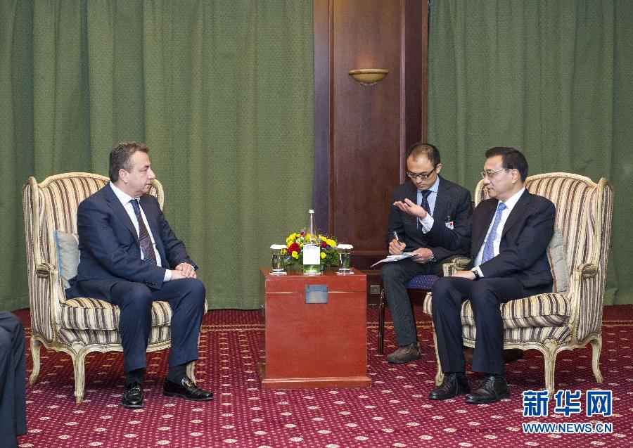 6月21日，國務(wù)院總理李克強(qiáng)在希臘克里特省首府伊拉克利翁會(huì)見省長阿爾納烏塔基斯。 新華社記者 王曄 攝