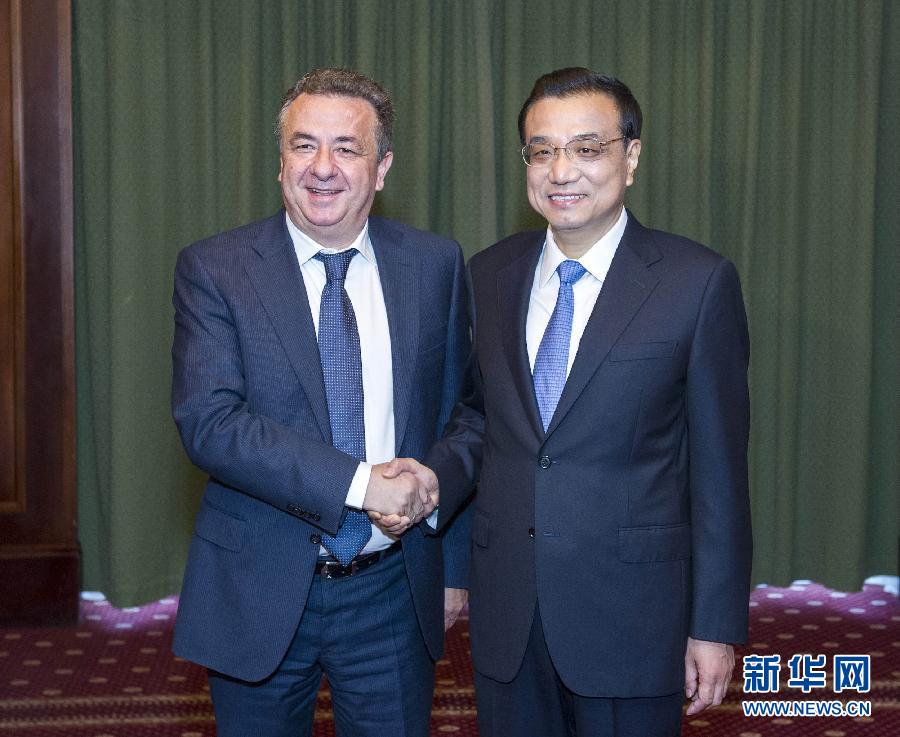 6月21日，國務(wù)院總理李克強(qiáng)在希臘克里特省首府伊拉克利翁會(huì)見省長阿爾納烏塔基斯。 新華社記者 王曄 攝