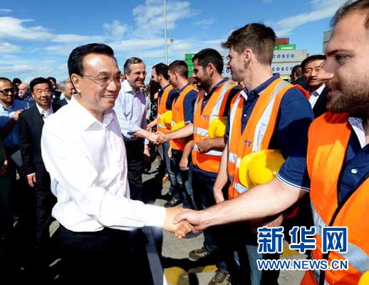 6月20日，國(guó)務(wù)院總理李克強(qiáng)與希臘總理薩馬拉斯共同考察中國(guó)遠(yuǎn)洋運(yùn)輸集團(tuán)比雷埃夫斯集裝箱碼頭。這是李克強(qiáng)和薩馬拉斯來(lái)到3號(hào)碼頭，同碼頭工人親切交流。新華社記者 李濤 攝 