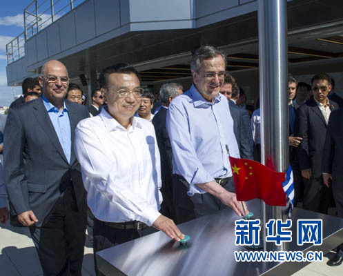 這是李克強(qiáng)與薩馬拉斯共同發(fā)出指令，一列滿載中國(guó)貨物的列車緩緩駛出比雷埃夫斯港，開(kāi)往中東歐目的地。新華社記者 王曄 攝