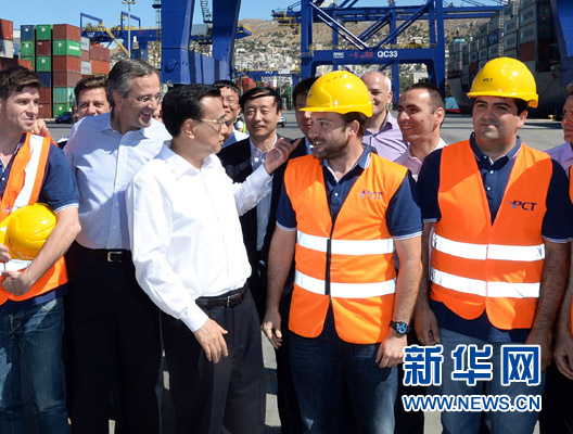 6月20日，國(guó)務(wù)院總理李克強(qiáng)與希臘總理薩馬拉斯共同考察中國(guó)遠(yuǎn)洋運(yùn)輸集團(tuán)比雷埃夫斯集裝箱碼頭。這是李克強(qiáng)和薩馬拉斯來(lái)到3號(hào)碼頭，同碼頭工人親切交流。新華社記者 李濤 攝