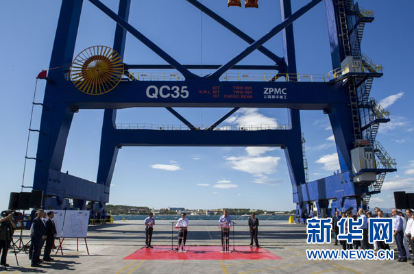 這是李克強(qiáng)和薩馬拉斯在3號(hào)碼頭發(fā)表講話。新華社記者 王曄 攝