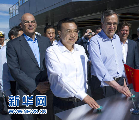 這是李克強(qiáng)與薩馬拉斯共同發(fā)出指令，一列滿載中國(guó)貨物的列車緩緩駛出比雷埃夫斯港，開(kāi)往中東歐目的地。新華社記者 王曄 攝