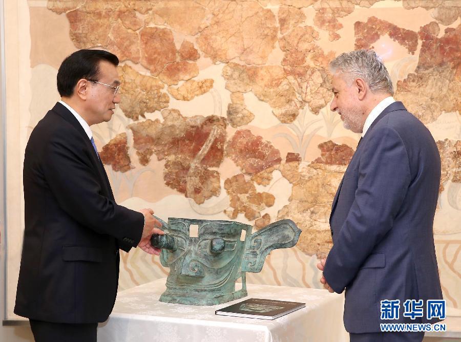 6月21日，國(guó)務(wù)院總理李克強(qiáng)與希臘總理薩馬拉斯共同出席希臘伊拉克利翁博物館新館開館儀式并發(fā)表講話。這是李克強(qiáng)向伊拉克利翁博物館贈(zèng)送三星堆出土文物復(fù)制品。新華社記者 龐興雷 攝 