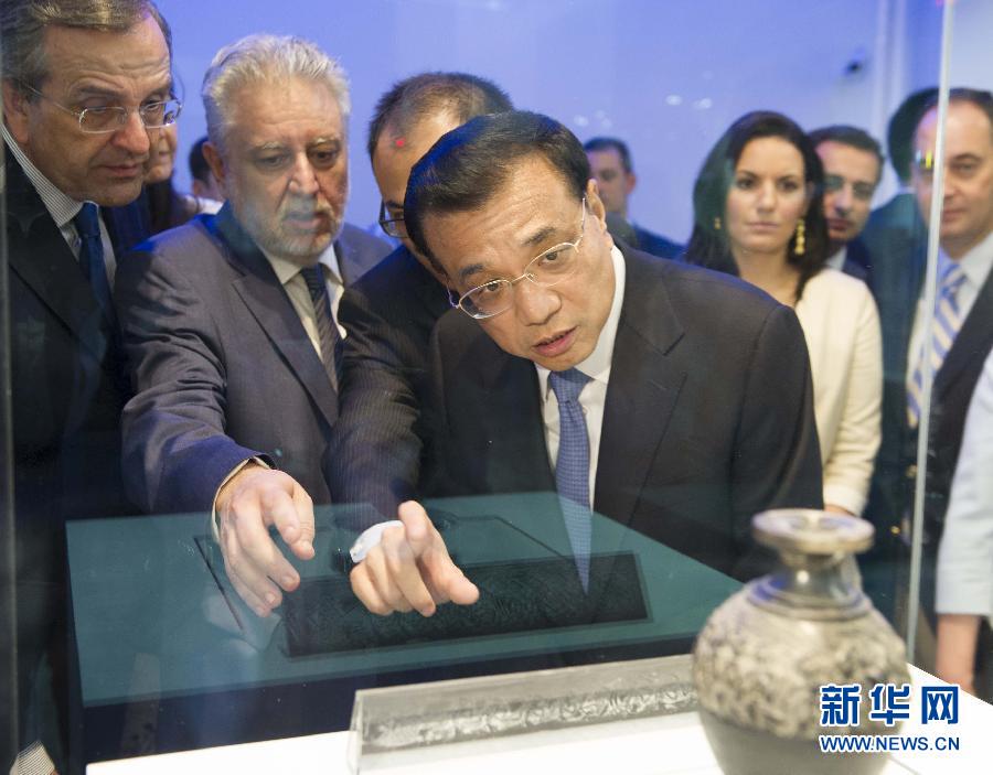  6月21日，國(guó)務(wù)院總理李克強(qiáng)與希臘總理薩馬拉斯共同出席希臘伊拉克利翁博物館新館開館儀式并發(fā)表講話。這是李克強(qiáng)在參觀博物館展品。新華社記者 黃敬文 攝 