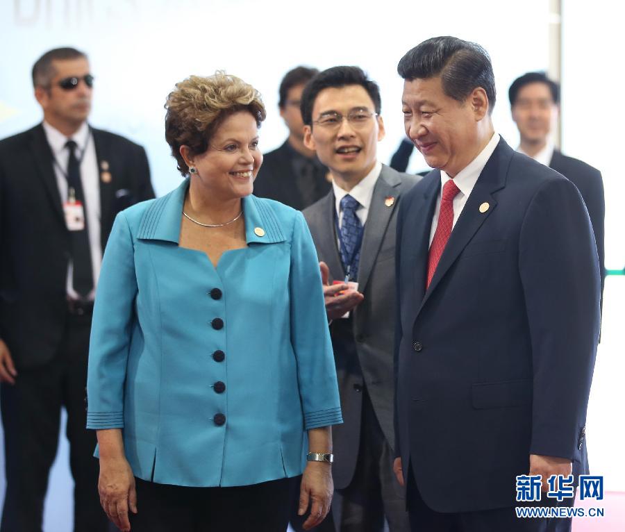 7月15日，國家主席習近平在巴西福塔萊薩出席金磚國家領(lǐng)導人第六次會晤。這是巴西總統(tǒng)羅塞夫迎接習近平主席。 新華社記者 蘭紅光 攝 