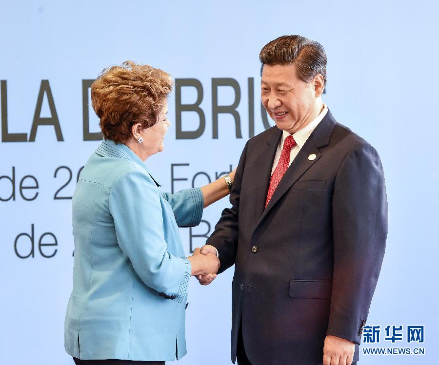 7月15日，國家主席習近平在巴西福塔萊薩出席金磚國家領(lǐng)導人第六次會晤。這是巴西總統(tǒng)羅塞夫迎接習近平主席。 新華社記者 李學仁 攝  