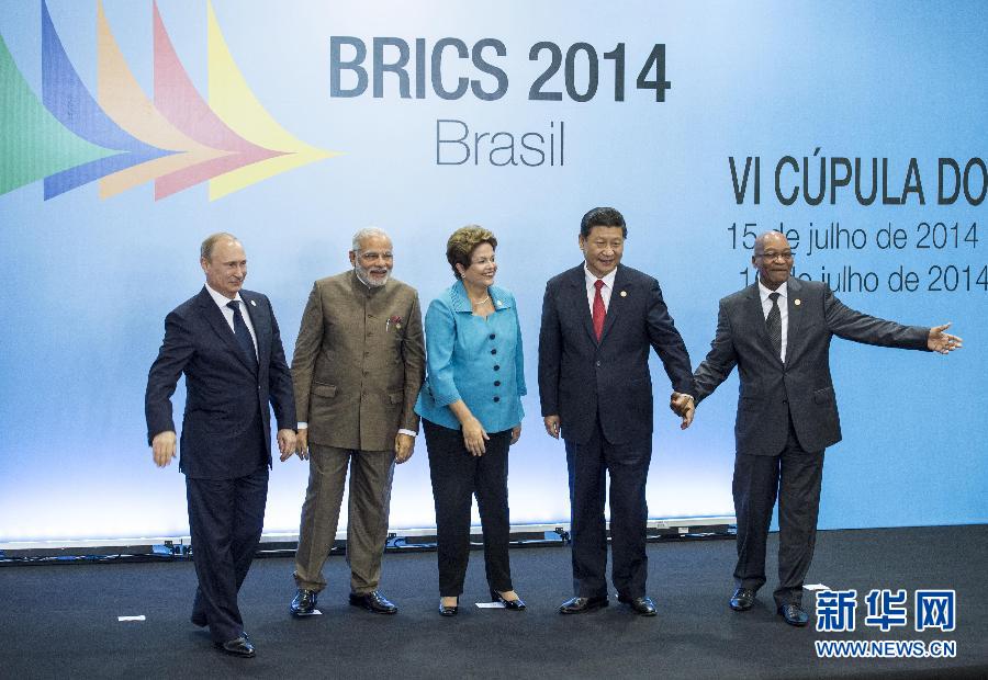 7月15日，國家主席習近平在巴西福塔萊薩出席金磚國家領(lǐng)導人第六次會晤。這是金磚國家領(lǐng)導人集體合影。 新華社記者王曄攝  