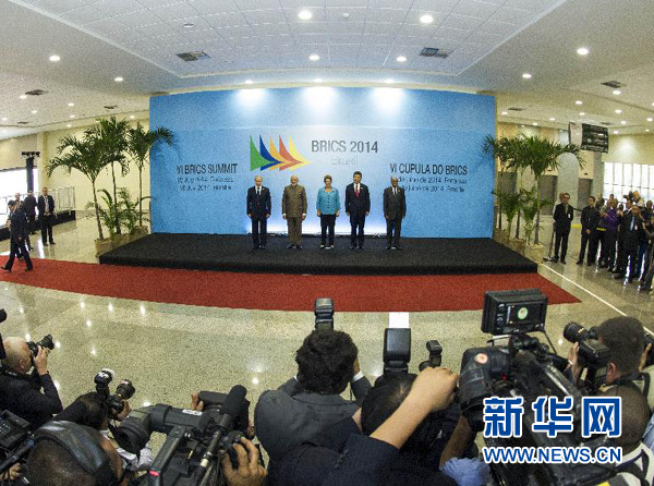 7月15日，國家主席習近平在巴西福塔萊薩出席金磚國家領(lǐng)導人第六次會晤。這是金磚國家領(lǐng)導人集體合影。 新華社記者王曄攝