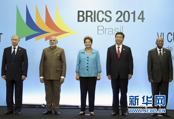  7月15日，國家主席習近平在巴西福塔萊薩出席金磚國家領(lǐng)導人第六次會晤。這是金磚國家領(lǐng)導人集體合影。 新華社記者蘭紅光攝