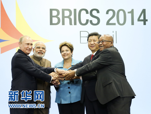 這是習(xí)近平同出席會(huì)晤的巴西總統(tǒng)羅塞夫、俄羅斯總統(tǒng)普京、印度總理莫迪、南非總統(tǒng)祖馬合影。新華社記者 蘭紅光 攝