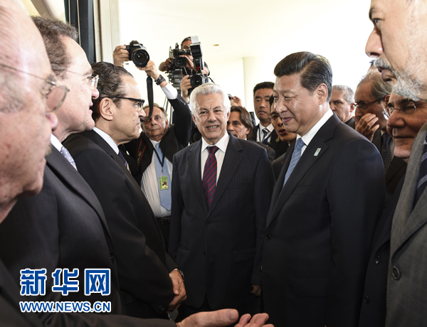 7月16日，國家主席習(xí)近平在巴西利亞會(huì)見巴西參議長卡列羅斯和眾議長阿爾維斯。這是兩院議長迎接習(xí)近平主席，并介紹議員代表。 新華社記者李學(xué)仁 攝 