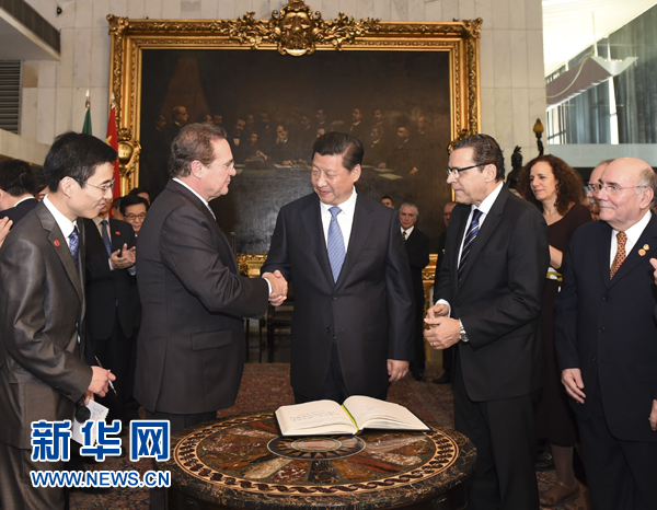 7月16日，國家主席習(xí)近平在巴西利亞會(huì)見巴西參議長卡列羅斯（前排左二）和眾議長阿爾維斯（前排右二）。 新華社記者 李學(xué)仁 攝 