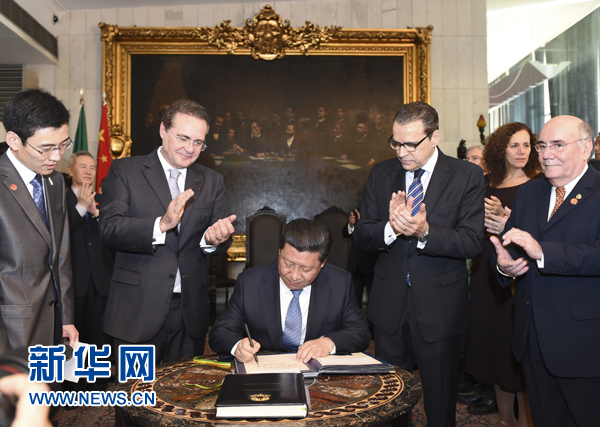 7月16日，國家主席習(xí)近平在巴西利亞會(huì)見巴西參議長卡列羅斯（前排左二）和眾議長阿爾維斯（前排右二）。這是習(xí)近平應(yīng)邀為參眾兩院題詞。新華社記者 李學(xué)仁 攝 