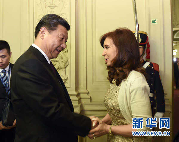 當?shù)貢r間7月18日，國家主席習近平在布宜諾斯艾利斯同阿根廷總統(tǒng)克里斯蒂娜舉行會談。這是會談開始前，克里斯蒂娜在總統(tǒng)府為習近平舉行隆重歡迎儀式。新華社記者 李學仁 攝