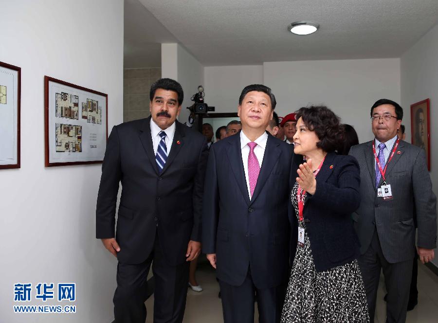 當(dāng)?shù)貢r(shí)間7月21日，國家主席習(xí)近平在委內(nèi)瑞拉總統(tǒng)馬杜羅陪同下在加拉加斯參觀蒂烏娜社會(huì)住房項(xiàng)目。 新華社記者 蘭紅光 攝