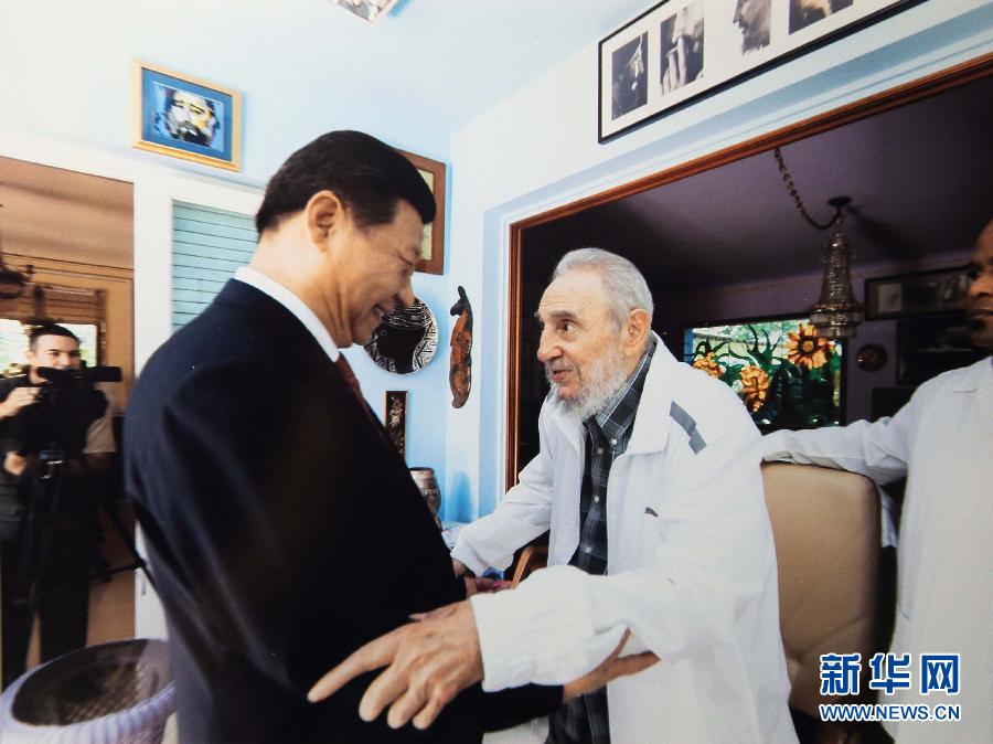 當地時間7月22日，國家主席習近平在哈瓦那親切探望古巴革命領袖菲德爾&middot;卡斯特羅。 新華社發(fā)
