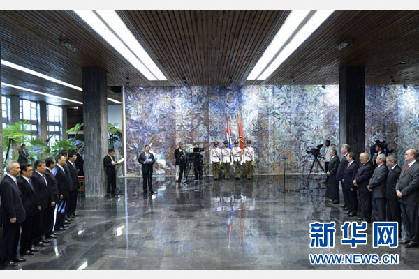 當(dāng)?shù)貢r間7月22日，國家主席習(xí)近平在哈瓦那接受古巴政府授予的&ldquo;何塞&middot;馬蒂&rdquo;勛章。古巴國務(wù)委員會主席兼部長會議主席勞爾&middot;卡斯特羅為習(xí)近平佩戴勛章。新華社記者馬占成攝