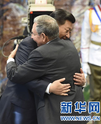 當(dāng)?shù)貢r間7月22日，國家主席習(xí)近平在哈瓦那接受古巴政府授予的&ldquo;何塞&middot;馬蒂&rdquo;勛章。古巴國務(wù)委員會主席兼部長會議主席勞爾&middot;卡斯特羅為習(xí)近平佩戴勛章。新華社記者馬占成攝