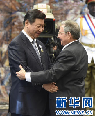 當(dāng)?shù)貢r間7月22日，國家主席習(xí)近平在哈瓦那接受古巴政府授予的&ldquo;何塞&middot;馬蒂&rdquo;勛章。古巴國務(wù)委員會主席兼部長會議主席勞爾&middot;卡斯特羅為習(xí)近平佩戴勛章。新華社記者馬占成攝