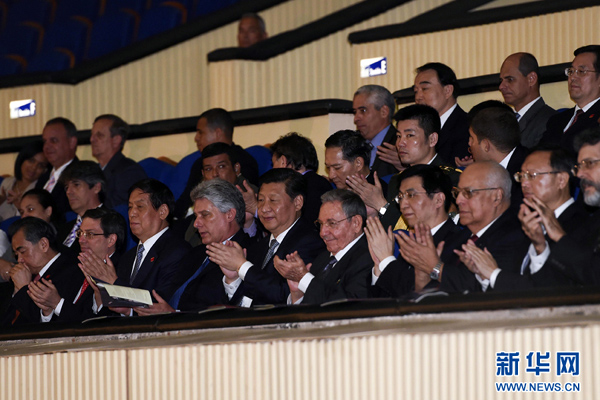      出當?shù)貢r間7月22日，國家主席習近平在哈瓦那與古巴國務委員會主席兼部長會議主席勞爾&middot;卡斯特羅共同觀看中古芭蕾舞聯(lián)合演出。新華社記者李學仁攝 