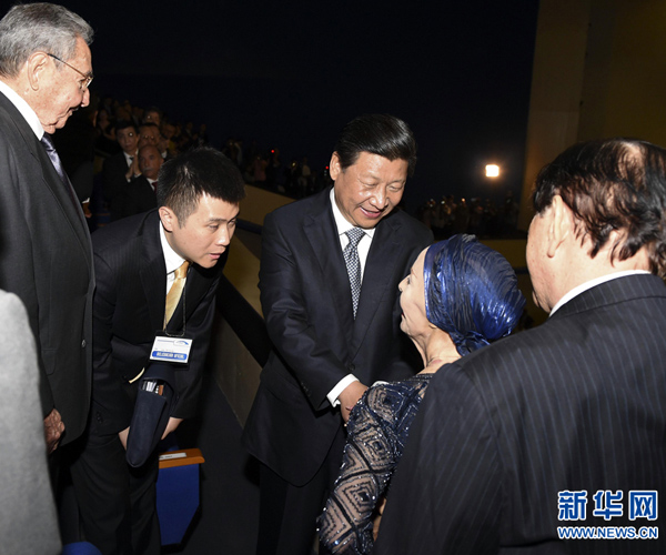     當?shù)貢r間7月22日，國家主席習近平在哈瓦那與古巴國務委員會主席兼部長會議主席勞爾&middot;卡斯特羅共同觀看中古芭蕾舞聯(lián)合演出。新華社記者李學仁攝 