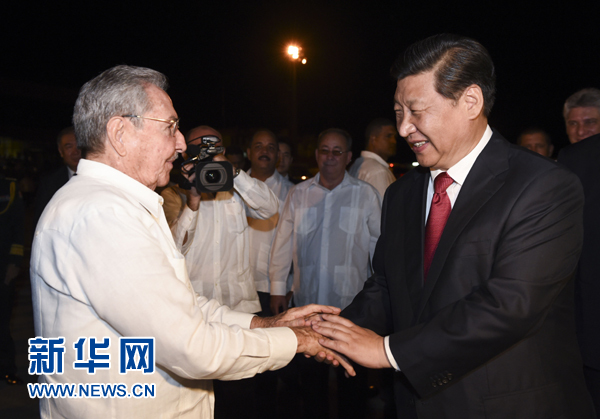 當(dāng)?shù)貢r(shí)間7月23日，國(guó)家主席習(xí)近平結(jié)束對(duì)古巴的訪問，離開圣地亞哥，啟程回國(guó)。這是古巴國(guó)務(wù)委員會(huì)主席兼部長(zhǎng)會(huì)議主席勞爾&middot;卡斯特羅到機(jī)場(chǎng)為習(xí)近平送行。新華社記者 李學(xué)仁 攝 