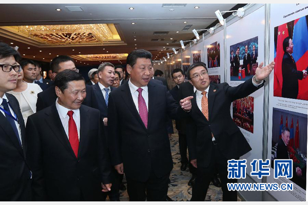 8月22日，國家主席習(xí)近平在烏蘭巴托與蒙古國總理阿勒坦呼亞格共同出席中蒙經(jīng)貿(mào)合作回顧展開幕式。 新華社記者 龐興雷 攝 