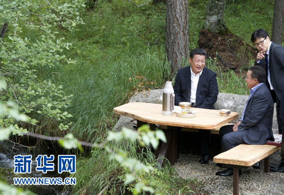 8月22日，國家主席習(xí)近平同蒙古國總統(tǒng)額勒貝格道爾吉在烏蘭巴托市郊的總統(tǒng)官邸再次會晤。這是習(xí)近平同額勒貝格道爾吉會晤后在溪畔飲茶。新華社記者 黃敬文 攝