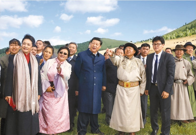 　　八月二十二日，國家主席習近平在蒙古國總統(tǒng)額勒貝格道爾吉陪同下前往烏蘭巴托市郊觀看那達慕。這是習近平和夫人彭麗媛同額勒貝格道爾吉夫婦觀看表演。新華社記者　鞠鵬攝