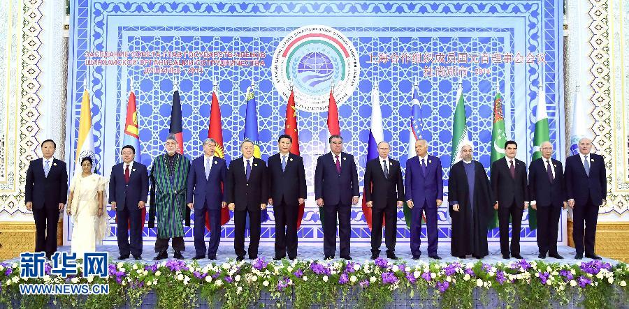 9月12日，上海合作組織成員國元首理事會第十四次會議在塔吉克斯坦首都杜尚別舉行。國家主席習近平出席會議并發(fā)表重要講話。這是與會成員國元首、觀察員國領導人或代表、主席國客人以及有關國際和地區(qū)組織代表集體合影。新華社記者李濤攝 