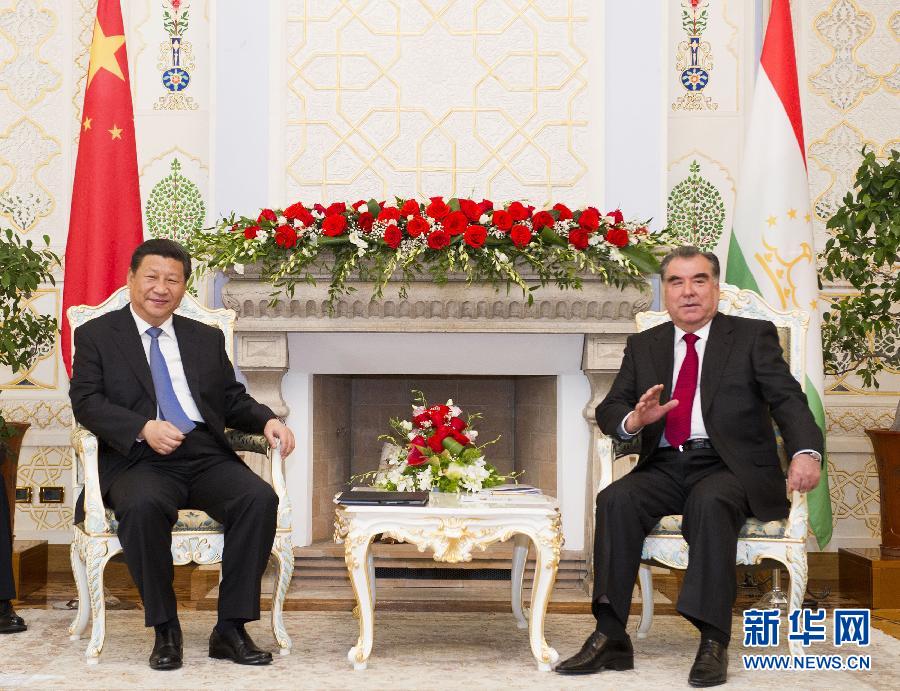 9月13日，國(guó)家主席習(xí)近平在杜尚別同塔吉克斯坦總統(tǒng)拉赫蒙舉行會(huì)談。 新華社記者黃敬文攝 