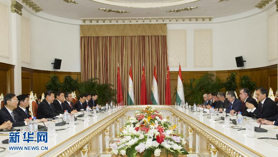 9月13日，國(guó)家主席習(xí)近平在杜尚別同塔吉克斯坦總統(tǒng)拉赫蒙舉行會(huì)談。 新華社記者謝環(huán)馳攝 