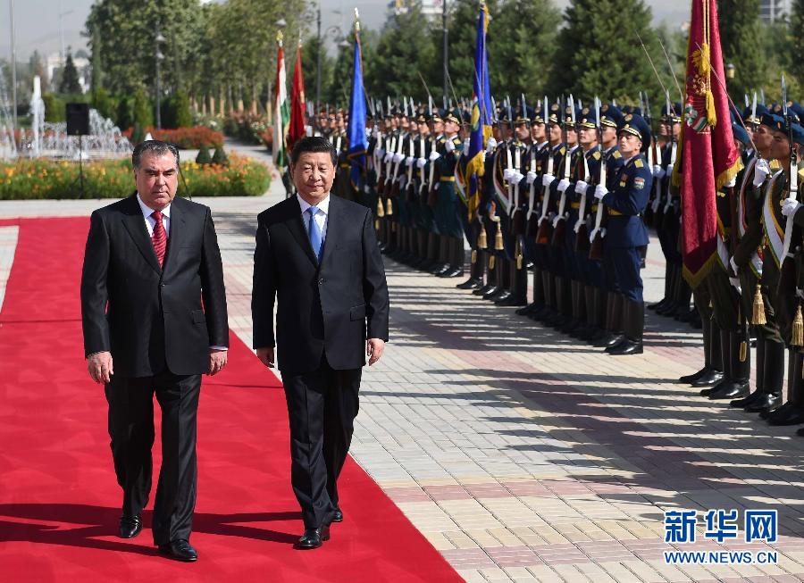 9月13日，國家主席習(xí)近平在杜尚別同塔吉克斯坦總統(tǒng)拉赫蒙舉行會談。會談前，拉赫蒙在民族宮前廣場為習(xí)近平舉行隆重的歡迎儀式。新華社記者馬占成攝 
