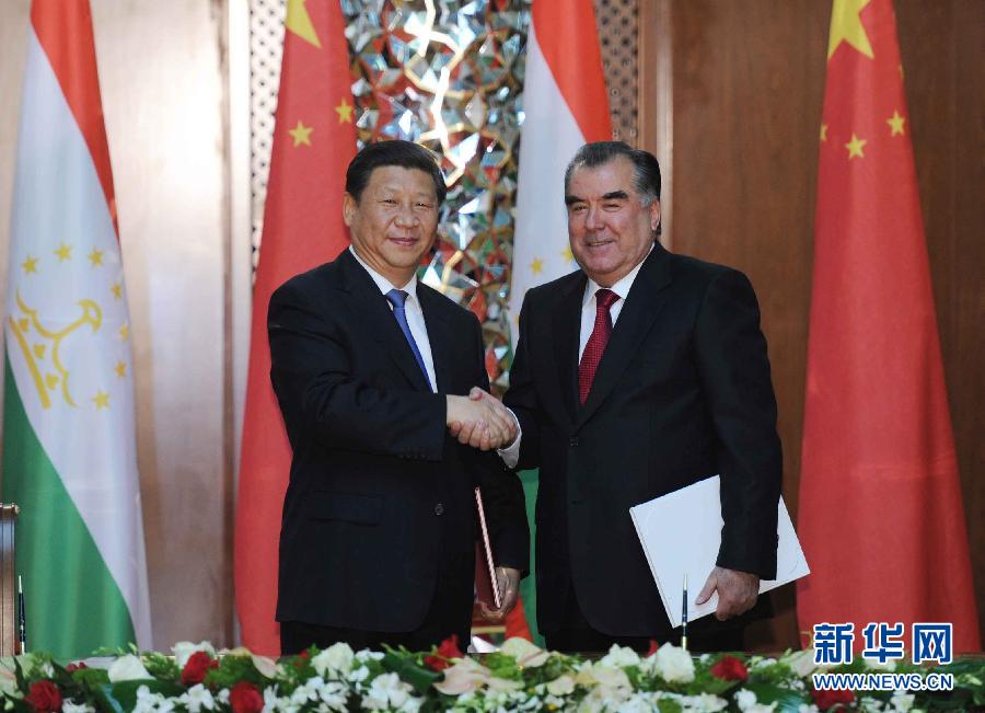 9月13日，國家主席習(xí)近平和塔吉克斯坦總統(tǒng)拉赫蒙在杜尚別共同簽署《中塔關(guān)于進(jìn)一步發(fā)展和深化戰(zhàn)略伙伴關(guān)系的聯(lián)合宣言》。新華社記者謝環(huán)馳攝 