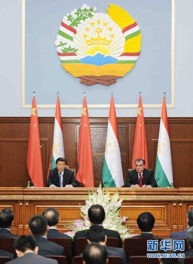 9月13日，國家主席習(xí)近平同塔吉克斯坦總統(tǒng)拉赫蒙在杜尚別共同會見記者。 新華社記者謝環(huán)馳攝