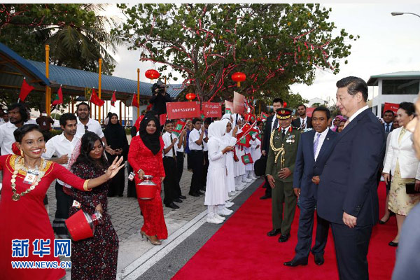 9月14日，國家主席習(xí)近平抵達(dá)馬累，開始對馬爾代夫進(jìn)行國事訪問。習(xí)近平和夫人彭麗媛在機(jī)場受到馬爾代夫總統(tǒng)亞明夫婦的熱情迎接。 新華社記者 鞠鵬 攝