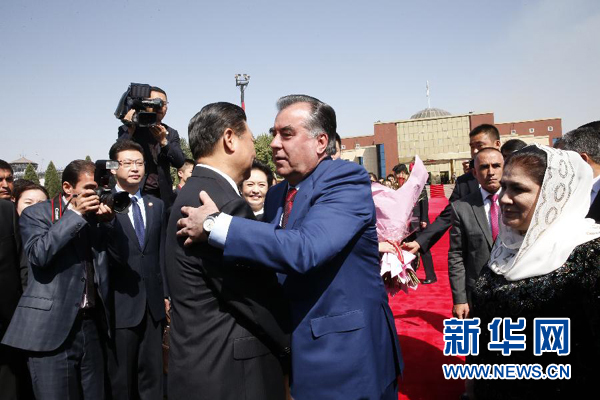 9月14日，國家主席習(xí)近平結(jié)束對塔吉克斯坦的國事訪問，乘坐專機離開杜尚別。拉赫蒙總統(tǒng)夫婦專程到機場為習(xí)近平和夫人彭麗媛送行。新華社記者 鞠鵬 攝 