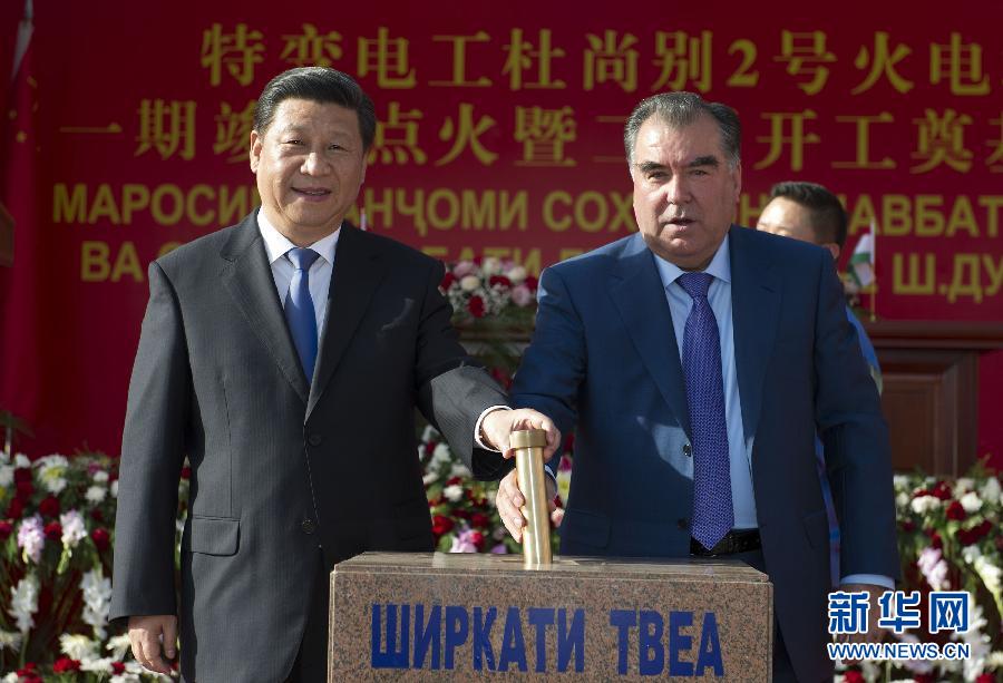 9月13日，國(guó)家主席習(xí)近平和塔吉克斯坦總統(tǒng)拉赫蒙在杜尚別共同出席中塔兩國(guó)重大合作項(xiàng)目&mdash;&mdash;杜尚別2號(hào)熱電廠一期工程竣工儀式、二期工程開(kāi)工儀式。這是習(xí)近平和拉赫蒙一同將裝有兩國(guó)元首簽名二期工程奠基紀(jì)念頁(yè)的金色金屬管放入水泥墩中。 新華社記者黃敬文攝 