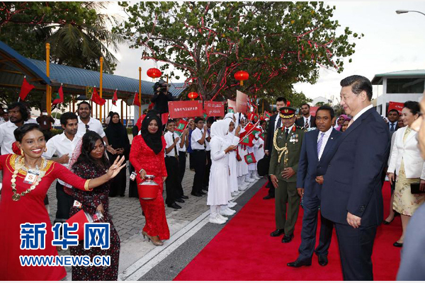  9月14日，國家主席習近平抵達馬累，開始對馬爾代夫進行國事訪問。習近平和夫人彭麗媛在機場受到馬爾代夫總統(tǒng)亞明夫婦的熱情迎接。新華社記者 鞠鵬 攝 