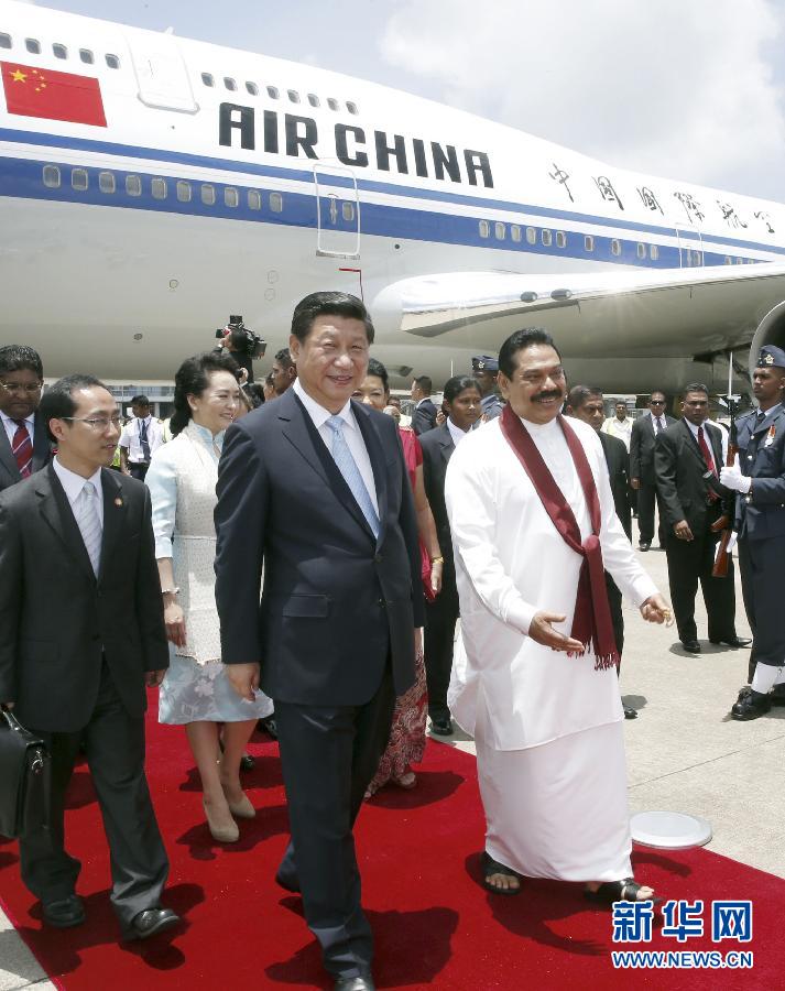 9月16日，國家主席習近平抵達科倫坡，開始對斯里蘭卡進行國事訪問。在班達拉奈克國際機場，習近平和夫人彭麗媛受到拉賈帕克薩總統(tǒng)夫婦熱情迎接。新華社記者鞠鵬攝 
