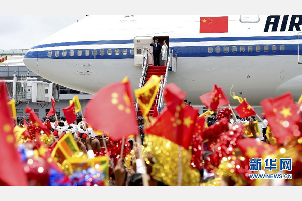 9月16日，國家主席習近平抵達科倫坡，開始對斯里蘭卡進行國事訪問。這是習近平和夫人彭麗媛向歡迎群眾揮手致意。 新華社記者馬占成攝 