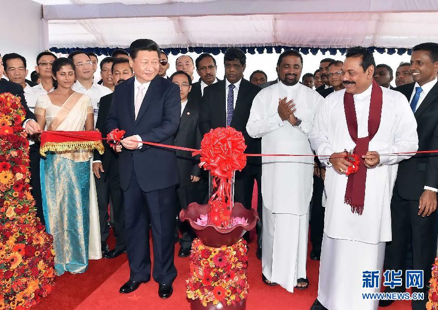 9月17日，國家主席習(xí)近平在斯里蘭卡總統(tǒng)拉賈帕克薩陪同下考察中斯港口合作項(xiàng)目。這是習(xí)近平和拉賈帕克薩為港口城開工剪彩。 新華社記者李濤 攝